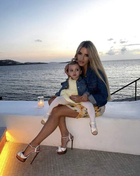 Manon Tanti et sa fille Angelina profitaient du coucher de soleil à Mykonos.