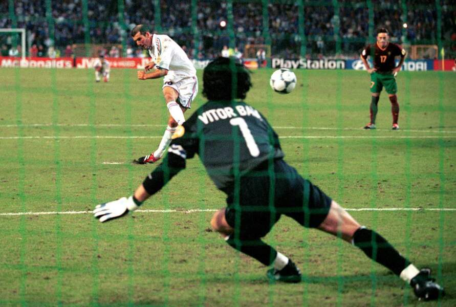 Le penalty en or tiré par Zidane à la 117e minute contre le Portugal qualifie la France pour la finale de l'Euro 2000