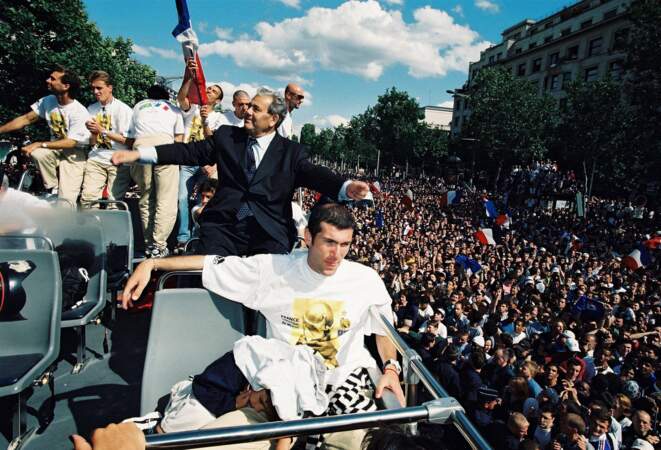Zidane et l'équipe de France planant sur les Champs-Elysées après leur victoire en coupe du monde (1998).