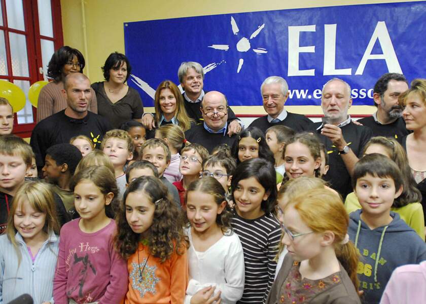 Depuis l'an 2000, Zidane est un parrain de l'association ELA contre les leucodystrophies. Ici en 2006 avec d'autres personnalités.