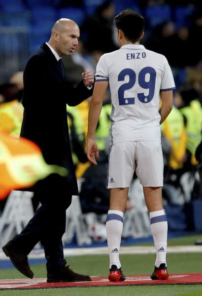Le père donnant des conseils à son fils : Zinedine fait entrer sur le terrain Enzo Zidane (2016)
