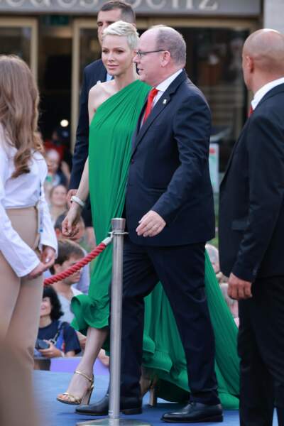 La princesse Charlene de Monaco arrive au bras de son mari, le prince Albert II, à l'ouverture du 61e Festival de télévision de Monte-Carlo, vendredi 17 juin.