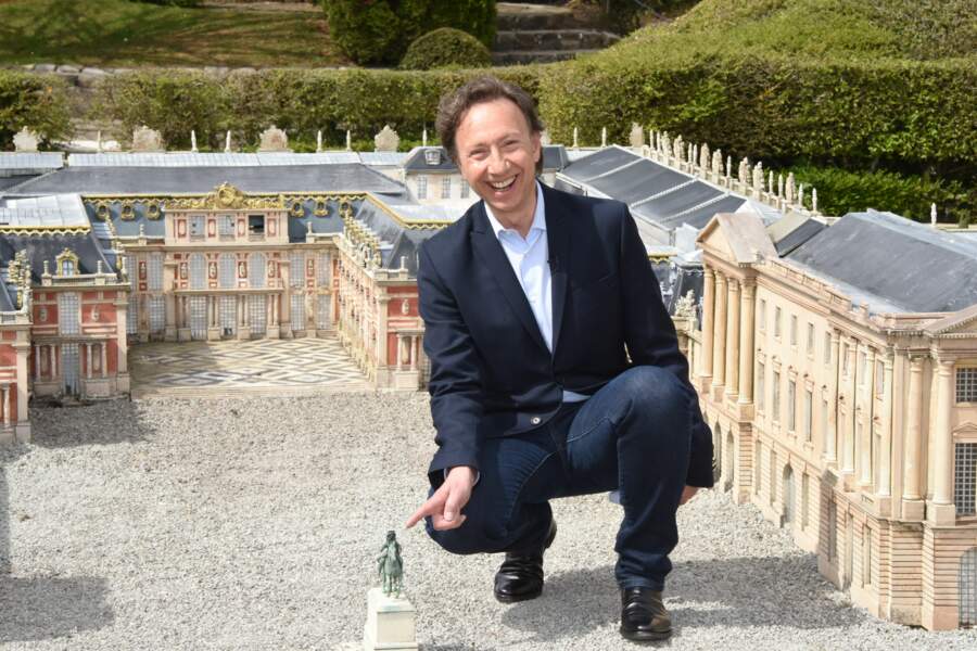 Le présentateur de "Secrets d'Histoire" paraît bien grand dans la cour de Versailles ! À la hauteur de son savoir sur la royauté ?