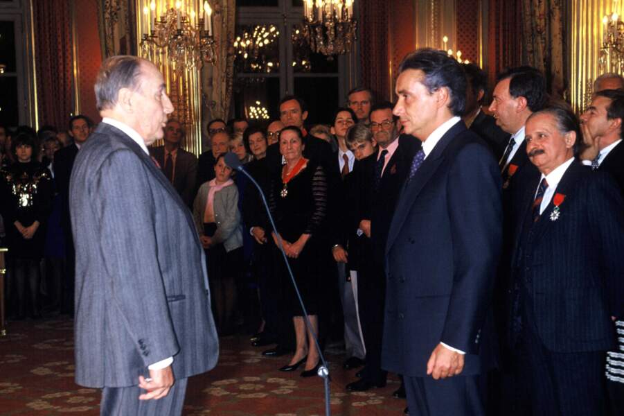 En 1993, l'artiste reçoit la Légion d'Honneur des mains de Francois Mitterrand à l'Élysée.
