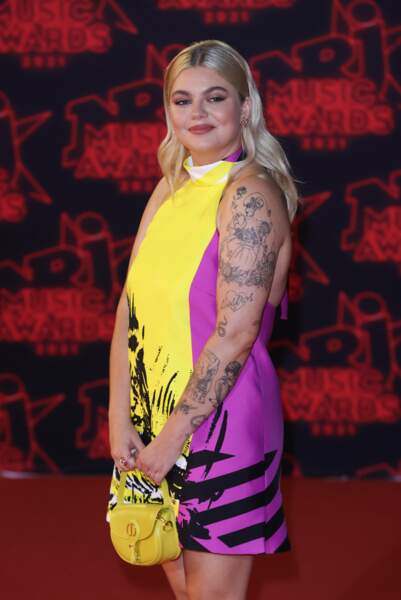 Habituée des NRJ Music Awards, en 2021, Louane affiche fièrement ses tatouages.