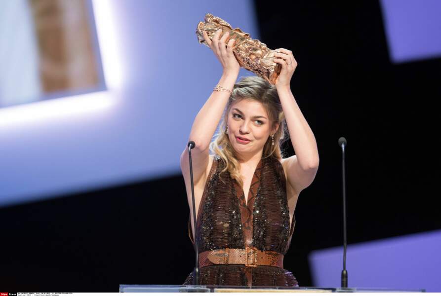 Louane en 2015 reçoit, émue, le César du Meilleur Espoir Féminin pour son rôle dans La Famille Bélier.