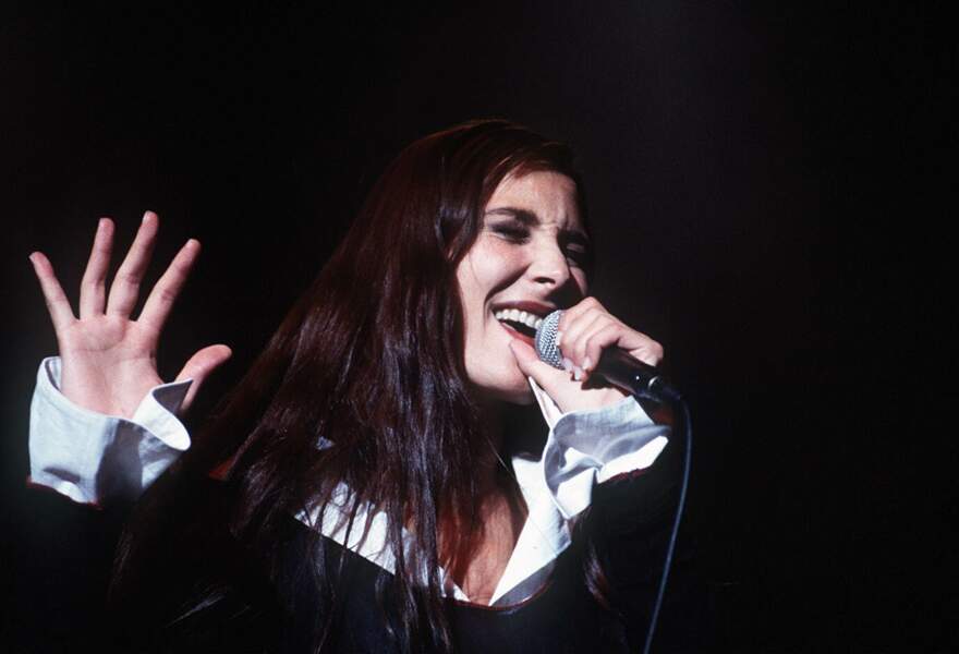 En compagnie de Louis Chedid, Zazie chante au Casino de Paris en 1993.
