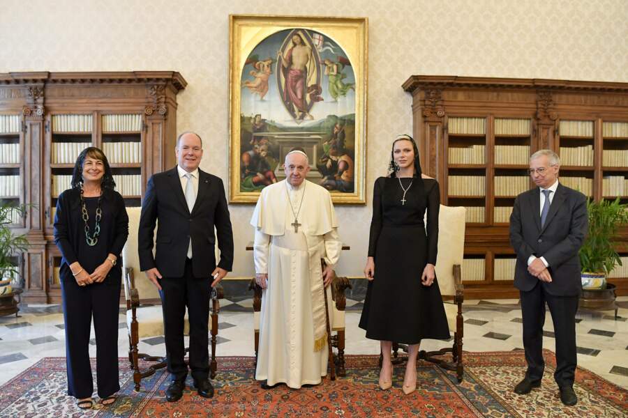 Le prince Albert et la princesse Charlene posent aux côtés du pape ce mercredi 20 juillet 2022
