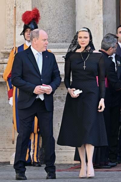 Albert II de Monaco et la princesse Charlene après leur audience avec le pape François