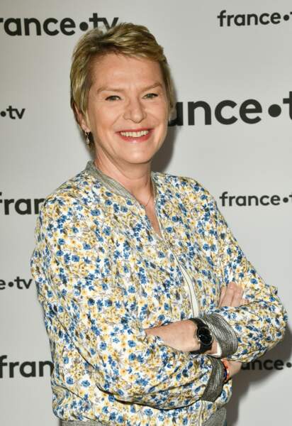 Élise Lucet très souriante à la conférence de rentrée 2022 de France Télévisions.