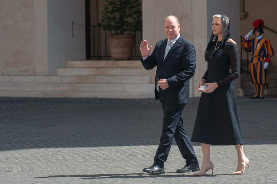 Le prince Albert de Monaco salue la foule dans la cour du palais apostolique