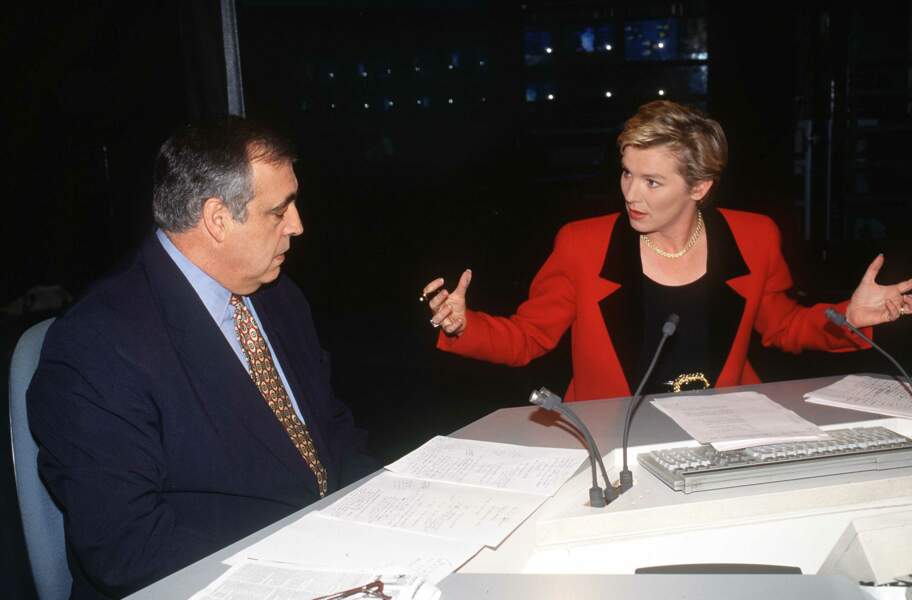Sur le plateau, elle interviewe les politiques du moment, comme Philippe Seguin en 1995.