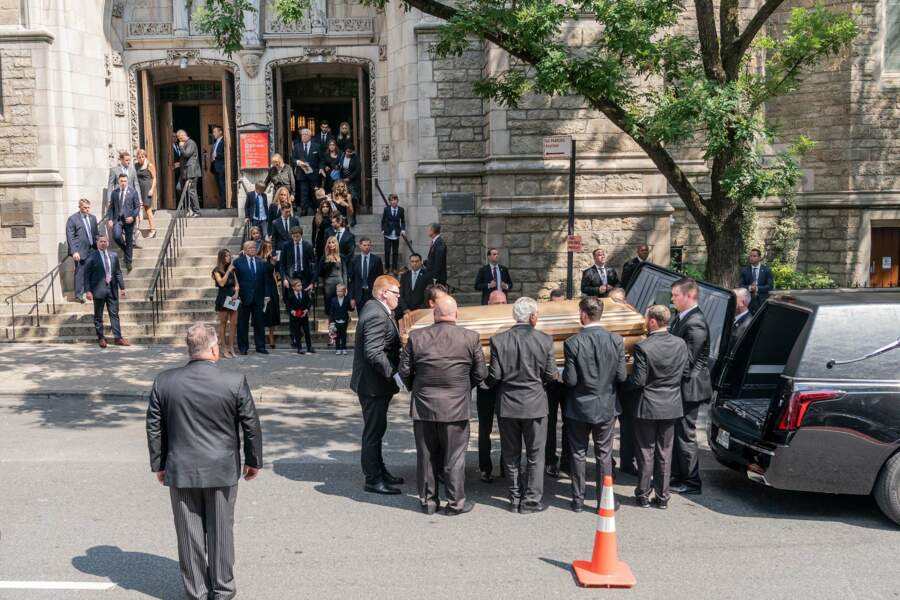 Le clan Trump face au cercueil arrivant à l'église.