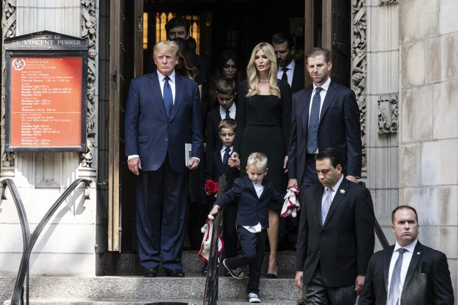 Le clan Trump sortant de l'église Saint Vincent Ferrer à Manhattan, à New York.