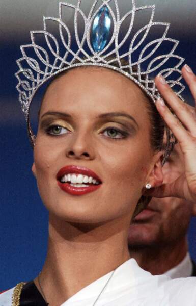 Le 8 décembre de la même année, la reine de beauté a décroché l'écharpe et la couronne de Miss France 2002 