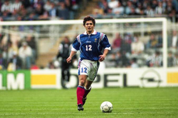 Le footballeur découvre l'équipe de France en 1992.