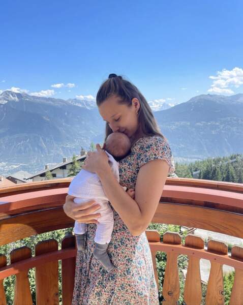 Trop mignon : Ilona Smet son fils dans les montagnes.