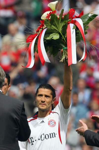 Après un court retour au Bayern Munich, il prend définitivement sa retraite en 2006.