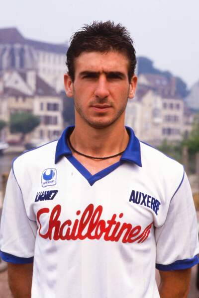 Éric Cantona fait ses débuts de footballeur avec l'AJ Auxerre en 1983.