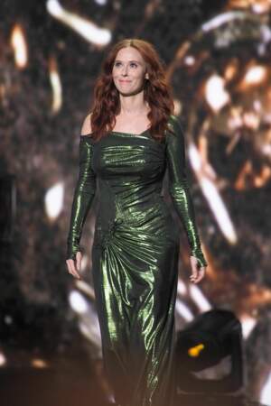 Sur la scène des César la même année, Audrey Fleurot rayonne dans une robe chatoyante qui met en valeur sa taille de guêpe.