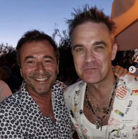 Robbie Williams a fait la rencontre de Bernard Montiel à Saint-Tropez et elle était apparemment décoiffante.