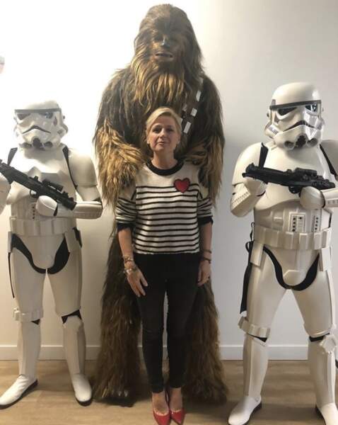 Entourée de Chewbacca et de Stormtroopers de la saga Star Wars, Anne-Élisabeth Lemoine paraît toute petite !