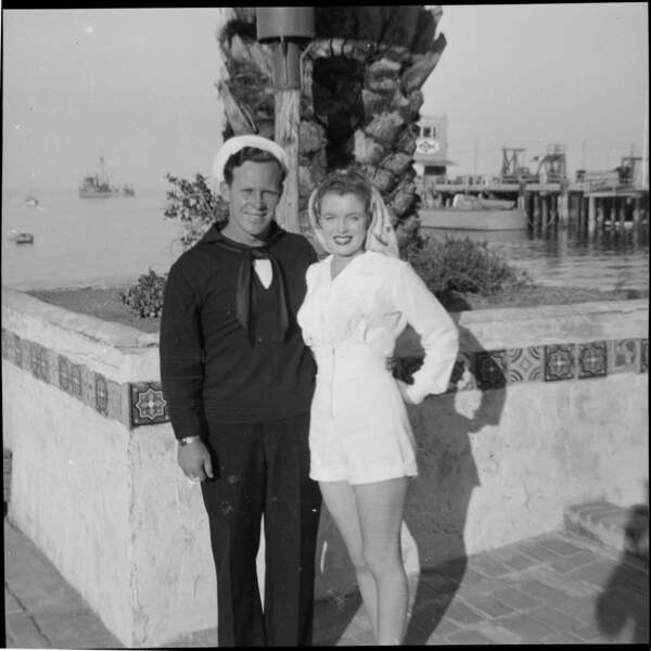 Monroe, qui s’appelle encore Norma Jeane Baker, a épousé James Dougherty, âgé de 21 ans, en 1942, alors qu'elle n'en n’avait que 16. Elle a quitté le lycée et s'est installée avec lui sur l'île de Santa Catalina, où il était en poste.