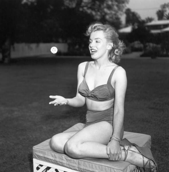 À la même période que la précédente photographie, Marilyn était découverte par l'agent Johnny Hyde de la William Morris Agency, qui lui a obtenu quelques-uns de ses premiers rôles au cinéma et a négocié un nouveau contrat avec la 20th Century Fox. Ici, lors d'une séance photo dans son jardin, elle ressemble beaucoup plus à Marilyn que nous connaissons désormais.