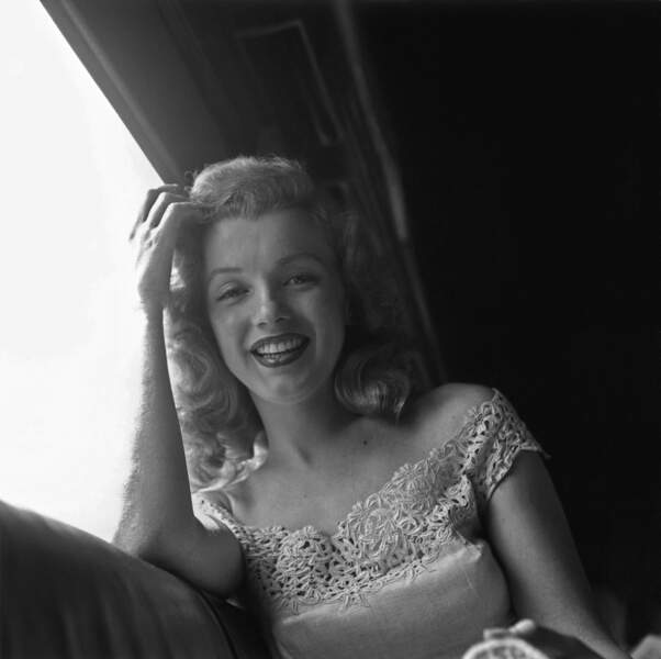 Encore au début de sa carrière cinématographique en 1949 et entre deux contrats de studio, Marilyn a capitalisé sur une brève apparition dans le film Love Happy de 1949 avec une série de photographies dans le magazine Photoplay, offrant à la gagnante d'un concours les clés de la maison de ses rêves.