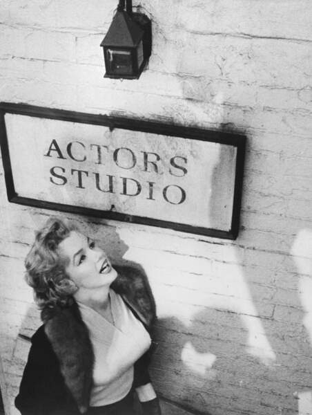 Marilyn Monroe a rencontré Lee Strasberg, pionnier de la “méthode” d’interprétation, pour la première fois en 1955 alors qu’elle commençait à rencontrer la gloire et le succès. Elle a travaillé avec lui sur son métier d’actrice et a ensuite suivi des cours réguliers à l’Actors Studio.