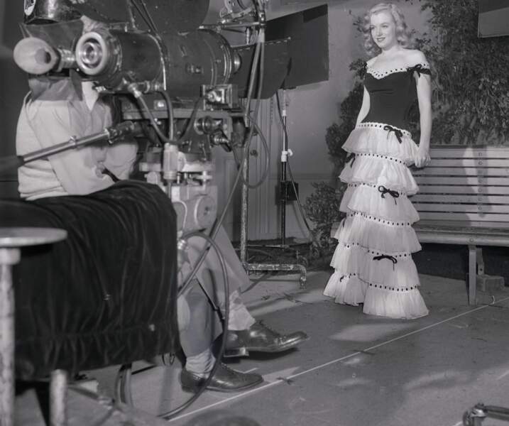 Monroe est apparue à l'écran pendant environ 2 secondes dans son deuxième film Scudda Hoo ! Scudda Hay ! en 1948, et portant un costume différent de celui de cette capture d'écran.
