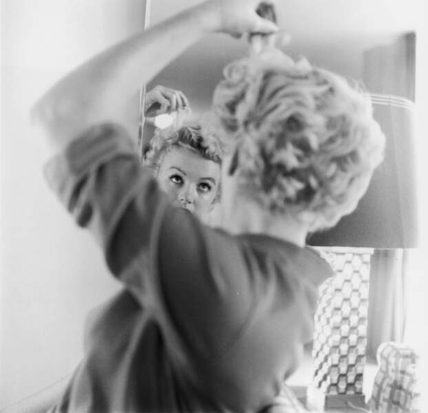Alors que son étoile commençait à monter, au début de sa deuxième période avec la 20th Century Fox, une image rare de Marilyn semblant ignorer la caméra et perdue dans un moment, un détail.