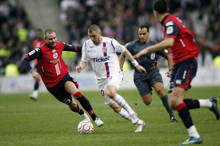 Le match entre Lille et Lyon, disputé au Stade de France le 7 mars 2009, s'est joué devant le public le plus large, avec 78 056 spectateurs