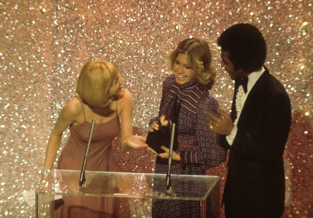 Elle reçoit le prix de la révélation country de l'année 1975 aux American music awards.