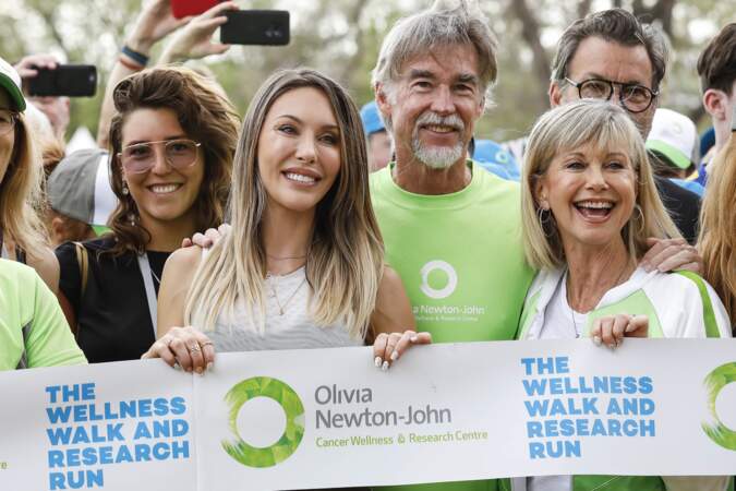 Entourée de son mari et de sa fille, Olivia Newton-John participe à la marche contre le cancer à Melbourne en octobre 2019