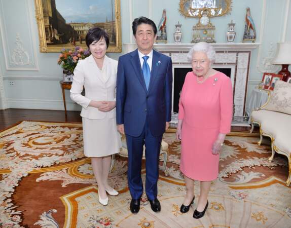 En juin dernier, elle recevait le premier ministre japonais et sa femme à Londres.