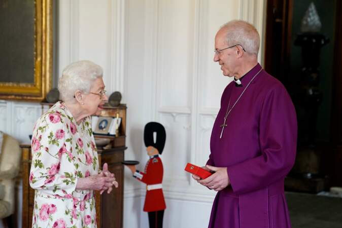 La reine reçoit même l'archevêque de Canterbury, chef de l'Église anglicane