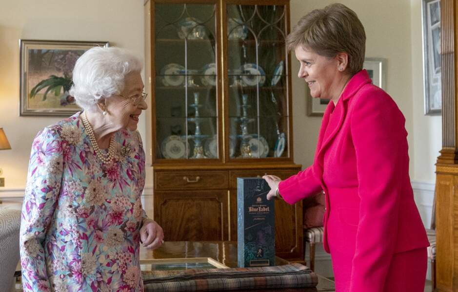 La reine Elizabeth II reçoit même des cadeaux, comme une bouteille d'alcool de la Première ministre écossaise. 