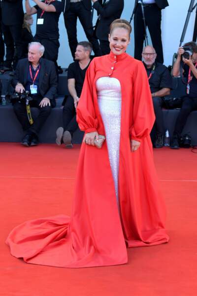 Ana Rocha de Sousa ne passe pas inaperçue avec sa robe rouge et blanche