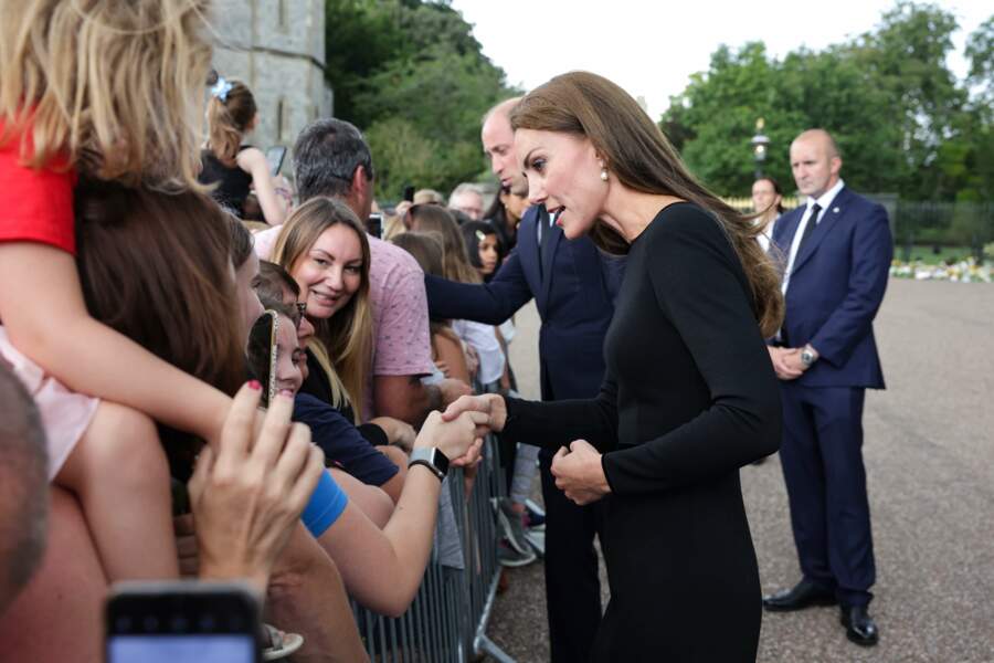 Kate Middleton, princesse de Galles, salue la foule réunie devant Windsor, samedi 10 septembre.