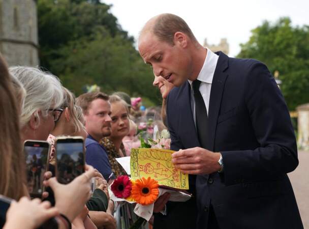 Le prince William salue la foule réunie à Windsor, samedi 10 septembre.