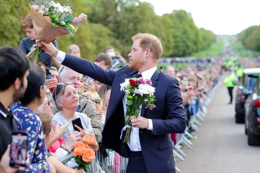 Le prince Harry salue la foule réunie à Windsor, samedi 10 septembre.
