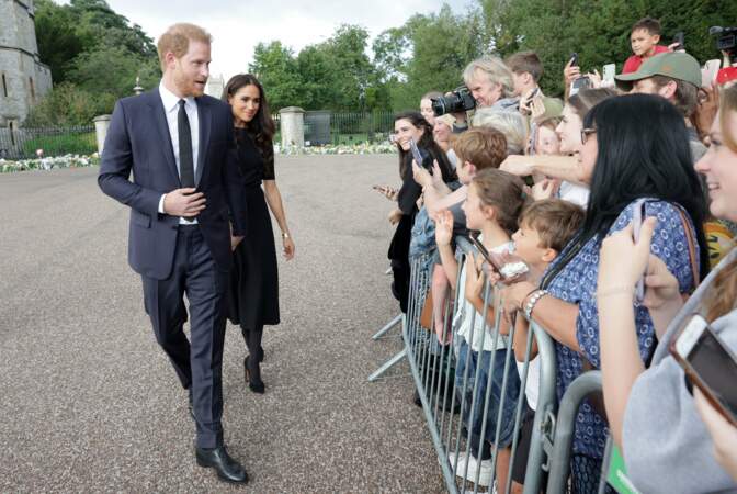 Meghan Markle et le prince Harry saluent la foule réunie à Windsor, samedi 10 septembre.