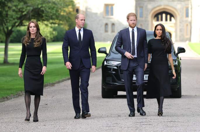 Réunis après la mort d'Elizabeth II, Kate Middleton, le prince William, Meghan Markle et le prince Harry s'offrent un bain de foule à Windsor, samedi 10 septembre.