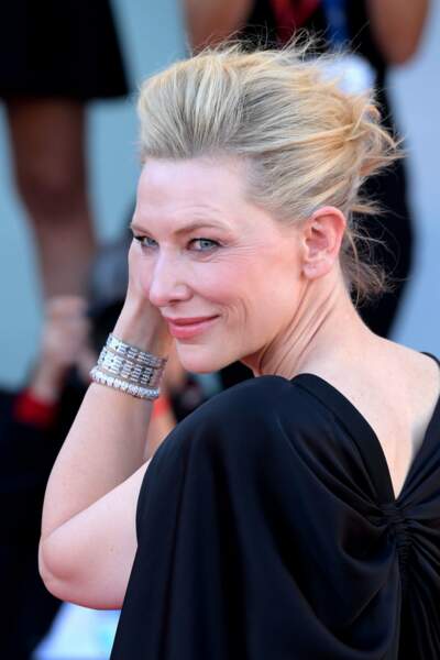 Cate Blanchett tout sourire devant les photographes à Venise