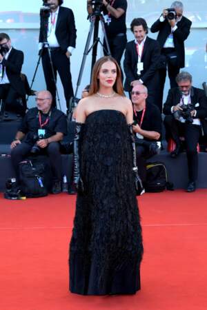 Jessica Brown Findlay glamour dans sa robe noire