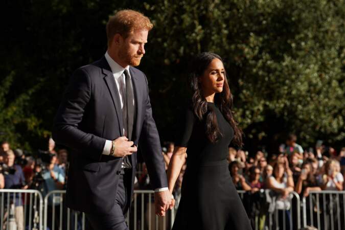 Le prince Harry et son épouse Meghan saluent la foule à Windsor, samedi 10 septembre.