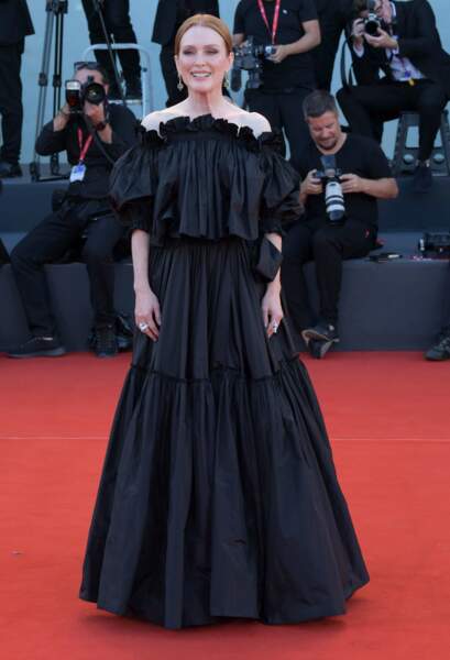 Julianne Moore, sculptural avec sa robe longue noire