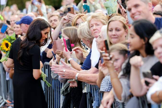 Meghan Markle, duchesse de Sussex, salue la foule réunie devant Windsor, samedi 10 septembre.