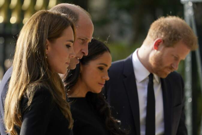 Kate Middleton et le prince William, princesse et prince de Galles, et Meghan Markle et le prince Harry, duchesse et duc de Sussex, se recueillent devant le parterre de fleurs déposées par les Britanniques à Windsor, samedi 10 septembre, après la mort d'Elizabeth II.
